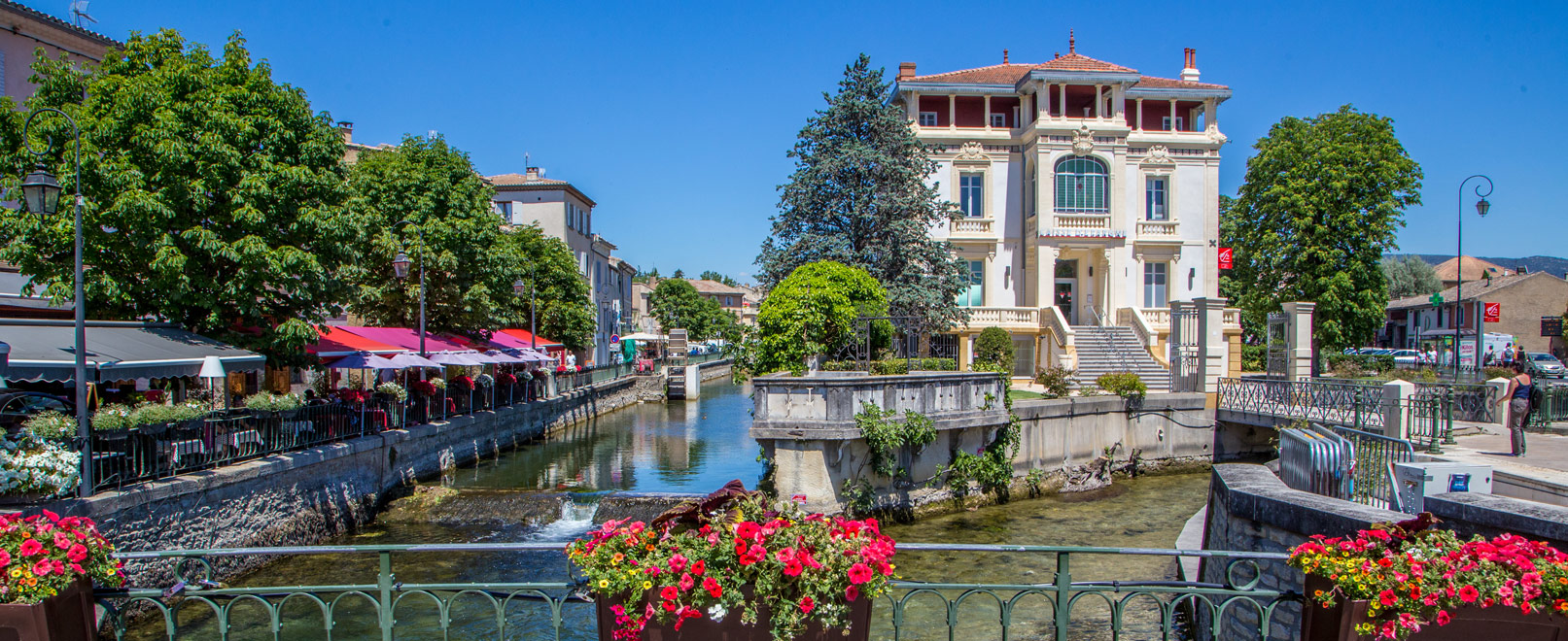 Loop over de grachten in Isle-sur-la-Sorgue © Hocquel